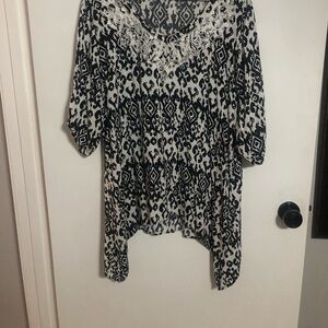 Size Large Calessa ladies top. Two ways to change sleeves.
